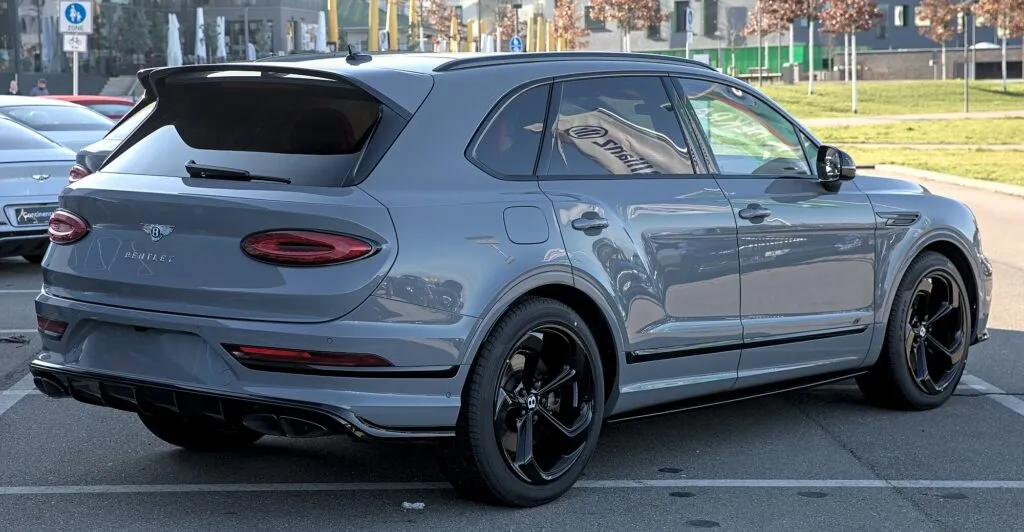 Aston Martin DBX vs Bentley Bentayga: Il SUV di Lusso Definitivo per la Svizzera